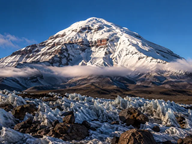 Volcan Chimborazo nevado de forma piramidal visto desde la altiplanicie andina
