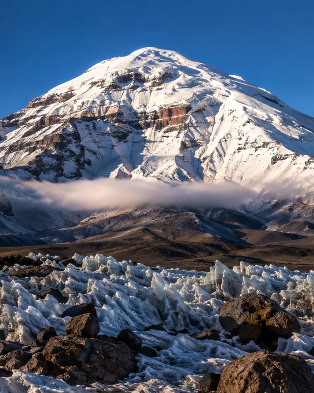 Volcan Chimborazo nevado de forma piramidal visto desde la altiplanicie andina