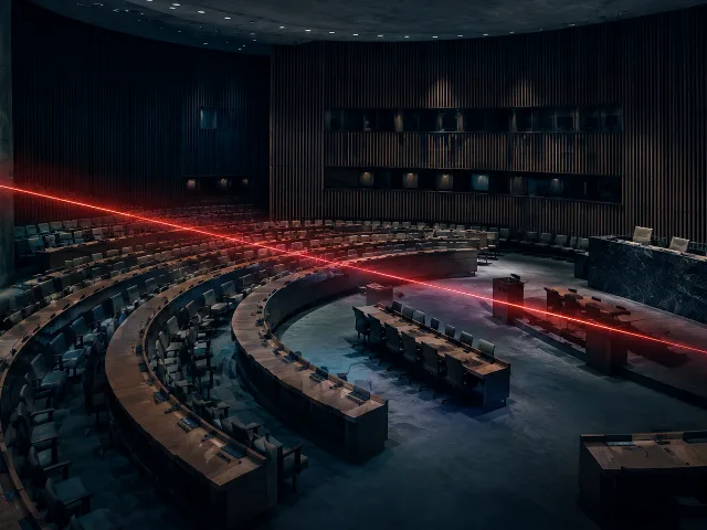 Sala vacía de conferencias en tonos fríos con una superposición translúcida de una línea roja brillante cruzando la escena