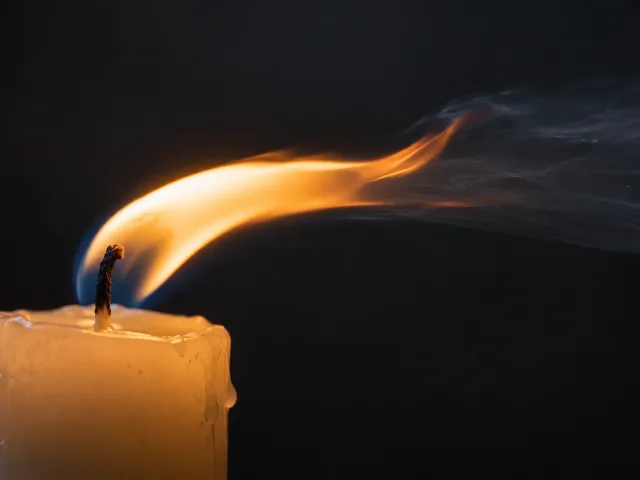 Fotografía editorial de un altavoz y componentes electrónicos que representan el prototipo de extintor acústico Vortex-TEC